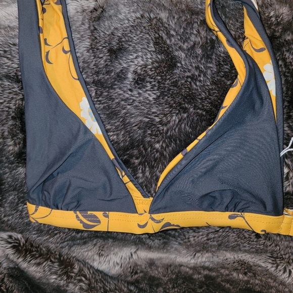 Nwt Venus swim suit top xs new - Picture 2 of 2